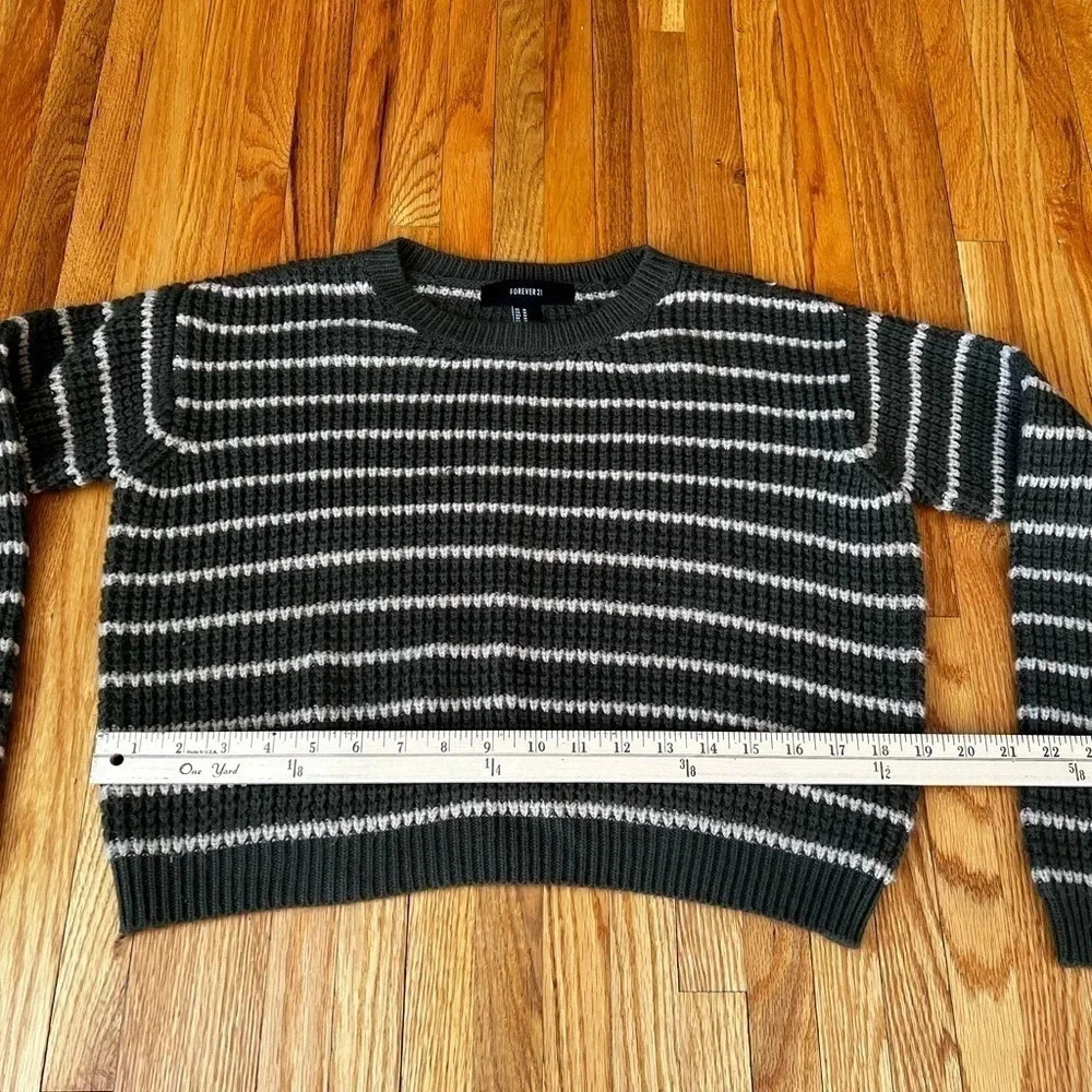 Forever21 cropped sweater - Picture 2 of 4